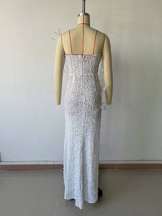 Présentation de la robe longue fendue haute sans manches à paillettes et cristaux de perles Brea de Hot Fashionista, une combinaison époustouflante d'opulence, de glamour et de design avant-gardiste qui transforme n'importe quelle occasion en un moment sur le tapis rouge.

 Caractéristiques principales :





 Élégance sans manches : la robe Brea respire la sophistication avec son design sans manches, vous permettant de mettre en valeur vos épaules et vos clavicules pour une touche d'élégance in Summer Lace Evening Dress For Party, Glamorous Lace Summer Evening Dress, Glamorous Lace Maxi Dress For Prom Season, Chic Sleeveless Evening Dress For Gala, Glamorous Lace Evening Dress For Spring, Elegant Sleeveless Lace Maxi Dress, Sleeveless Lace Maxi Dress For Gala, Chic Sleeveless Evening Dress For Prom Season, Chic Sleeveless Evening Dress For Prom