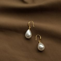 This pair of Teardrop Pearl earrings is the perfect gift for her! Created from freshwater pearl, these elegant drop earrings are perfect for a bridal or wedding jewelry set. Capturing the beauty of a timeless classic, these earrings will be cherished for years to come. 👌 M A T E R I A L • S925 Sterling Silver niddle• Teardrop Freshwater Pearl• This product is hypoallergenic (nickel free) and tarnish resistantv 📏 S I Z E SMALL SIZE:• Teardrop pearl diameter: 6.5mm - 7.5mm (0.26 inch to 0.30 inc Pearl Drop Earrings Gold Simple, Pearl Droplet Earrings, Simple Pearl Drop Earrings, Tear Drop Pearl Earrings, Pearl Earring Ideas, Hypoallergenic Pearl Earrings, Hypoallergenic Drop Earrings, October Jewelry, Pearl Teardrop Earrings