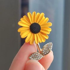 Sunflower Brooch Pin - Brighten Up Your Style Bring a splash of sunshine to your wardrobe with our radiant sunflower brooch pin. Inspired by nature and vintage brooch designs, this vibrant piece is the perfect way to add personality and charm to any outfit. Whether you're accessorizing a casual jacket or a formal blouse, this sunflower brooch is a versatile and eye-catching addition. Designed with intricate details, this flower brooch is an essential piece for brooch collectors and enthusiasts. Sunflower Accessories, Sunflower Brooch, Flower Coat, Cute Sunflower, Party Sweaters, Bee Brooch, Enamel Lapel Pin, Sunflower Design, Crystal Brooch