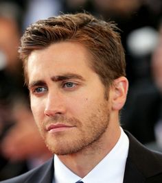 Jake Gyllenhaal's Side Swept Ivy League Short Ivy League Haircut Men, Short Side Part Hair, Make Haircuts, Jake Gyllenhaal Haircut, Iconic Haircuts, Mens Hairstyles Side Part, Signature Hairstyles, Side Part Men, Short Side Part