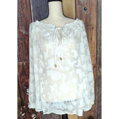 Description: Sheilay Womens Sheer Peasant Blouse Size M White Long Sleeve Front Tie Nwt Features: Long Sleeve Elastic Neckline With Tie Front Embroidered Detail Elastic Cuffs Sheer Fabric Boutique Can Be Worn Off-The-Shoulder Gold Accent On Edge Of Florals Size: Womens M Condition: New With Tags Please View All Photos To Best Determine The Item Condition. Most Items We Sell Are Pre-Owned So Please Have Reasonable Expectations. If There Are Still Questions Regarding Condtion, Contact Us Before Yo Elegant Lace Trim Blouse For Vacation, Elegant Lace Top Blouse For Vacation, Feminine White Peasant Top For Beach, Elegant Lace Trim Blouse For Beach, Elegant Lace Blouse For Vacation, White Peasant Top With Lace Trim For Beach, Chic White Peasant Top With Lace Trim, White Bohemian Peasant Top With Lace, White Peasant Blouse For Brunch