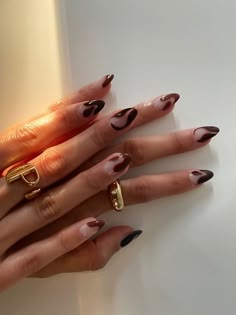 Stylish Nails Fall, Brown Outline Nails, Nail Inspo For September, Brow Nail Ideas, Brown Boho Nails, Unique Brown Nails, Brow Nail Designs, Fall Nails Trendy Designs, Intro To Fall Nails