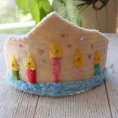 I tried to design a simple and elegant birthday crown with wool felt. I can prepare it with colored wool candles in colors suitable for your birthday concept. It is made entirely of wool. The back of the crown feels nice on the body. The crown can be secured with satin ribbon. Suitable for heads of all sizes, from baby to teenage girl. I will write your child's age on the crown. Please write me his age. I can make a crown in any other color. Diy Waldorf Toys, Felt Birthday Crown, Waldorf Crown, Candle Crown, Birthday Concept, Inspirational Crafts, Make A Crown, Felt Crown, Personalized Candle