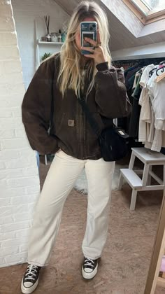 Aesthetic Brown Jacket Outfit, Outfit Women’s Carhartt, Cathay Jacket Outfits Women, Cute Brown Jacket Outfits, Ranch Style Women, Woman’s Carhartt Outfit, Carhartt Jacket Women’s Outfits, Cartagine Outfits, Carrhart Jacket Girl Outfit