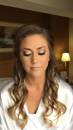 Make up Bride Hairstyles One Side Pinned Back, Dewey Wedding Makeup, Wedding Hair One Side Pulled Back Curls, Bridesmaid Hair One Side Pulled Back, Jaclyn Hill Bridal Makeup, Summer Wedding Makeup, Makeup At Home, Best Wedding Makeup