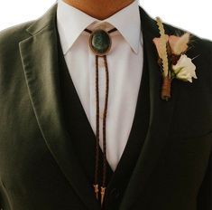 Cowboy Men, Agate Wedding, Groom Wedding Attire, Green Moss Agate, Estilo Country, Bolo Ties, Wedding Groomsmen, Groomsmen Attire, Groom Outfit