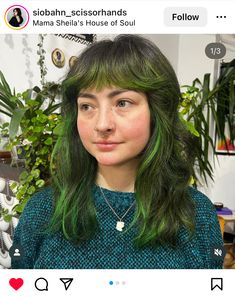 Green Tipped Hair, Coloured Bangs Hair, Green Bangs Brown Hair, Green Brown Hair, Green Hair Dye Ideas, Short Green Hair, Minimal Hair