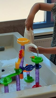 Art Table Preschool, Eyfs Water Tray Ideas, Water Tray Eyfs, Water Tray Activities, Water Eyfs, Water Tray Ideas Eyfs, Water Tray Ideas, Thema Water, Sensory Water