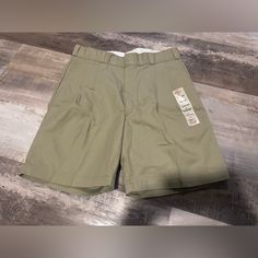 These Dickies Pleated Shorts In Size 34 Are Perfect For Any Casual Occasion, Whether It's For Work, School, Or Just For Fun. The Beige Color And Pleated Front Give Them A Classic Look That Is Both Stylish And Versatile. Made From High-Quality Materials, These Shorts Are Durable And Comfortable To Wear All Day Long. With A Regular Size Fit And A Theme Of School, These Shorts Are Ideal For Any Man Who Wants To Add A Touch Of Casual Style To Their Wardrobe. Whether You're Running Errands Or Hanging Casual For Work, Dickies Shorts, Hanging Out With Friends, Fun Color, Pleated Shorts, Out With Friends, Beige Color, Just For Fun, Running Errands