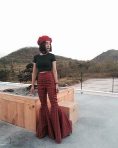 Women's High Waisted Red Plaid Super Flared Bell Bottoms Extra Wide Leg Long Pants / Vintage 70s sty 70s Vintage Fashion, Boho Rock, Disco Fashion, Fashion 70s, 70s Women, 70s Inspired Fashion, 70s Outfits, Moda Paris, Cooler Look