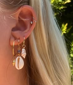 Puka Shell Earrings - Etsy Summer Holiday Jewellery, Seashell Jewelry Diy Earrings, Dainty Beach Jewelry, Puka Shell Earrings, Beach Earring Stack, Granola Earrings, Beach Piercings, Gold Shell-shaped Hoop Earrings, Gold Shell-shaped Hoop Earrings For Pierced Ears