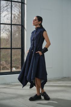 Discover our Asymmetrical Denim Dress, a stunning handmade piece crafted from high-quality denim fabric. This avant-garde dress features a sleeveless design, front button closure, and two practical pockets. The fit-and-flare silhouette adds a touch of sophistication, while the asymmetrical hemline makes it a true eye-catcher. Perfect for layering, this versatile dress can be styled with a T-shirt underneath and paired with either sneakers or heels for a chic look. Available in sizes XS to 6XL an Cargo Dress, Avant Garde Dresses, Utility Dress, Flared Denim, Western Outfits Women, Denim Cargo, Dress Denim, Versatile Dress, Winter Dress