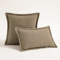 Classic houndstooth never goes out of style. Update your home with our sophisticated Nature's Houndstooth Pillow Cover. Beautifully crafted of woven jacquard linen and polyester, these elegant houndstooth pillow covers allow you to freshen up any room of your home in minutes. Choose from Brown, Green, Blue, Orange or Black covers, each with contrasting details. These chic pillow covers feature a hidden zipper closure and they are available in Lumbar, Small or Large. Mix and match our geometric p Houndstooth Pillows, Square Cushion Cover, Geometric Pillow Covers, Chic Pillows, Hounds Tooth, Style Japonais, Dyed Linen, Jacquard Pattern, Geometric Pillow