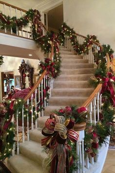 Festive Staircase, Staircase Christmas Decor Railings, Staircase Garland Christmas, Garland On Stairs, Christmas Garland Staircase, Christmas Banister, Renovation Hacks