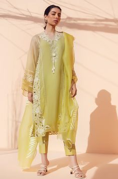 This lemon yellow ombre organza kurta exhudes elegance with floral embroidery and cutwork detailing. The look is completed with matching trousers and an organza dupatta with scallop detailing. New Eid Dress, Cut Work Designs, Organza Kurta, Sania Maskatiya, Punjabi Boutique, Maharani Designer Boutique, Organza Suits, Suits Punjabi, Latest Dress Design