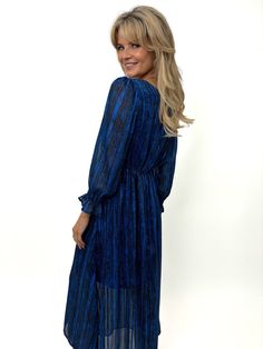 The Streasa Dress Features : V-neck Fitted, enhancing the silhouette Elegant and vibrant floral print Long sleeves with elasticated cuffs Fitted waist for a flattering shape Suitable for casual outings, garden parties, and semi-formal events Comfortable and relaxed with a feminine silhouette Pairs well with heels or sandals for a complete look Kate And Pippa, Navy Blue Print, Leggings Hoodie, Garden Parties, Feminine Silhouette, Blue Print, Baby Boy Outfits, Semi Formal, Mother Of The Bride