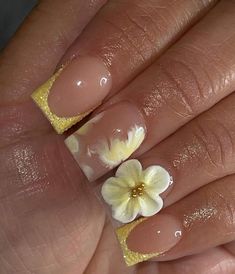 Short Acrylic Nails Flowers, Yellow Nails With Flowers, Flower Nails Short, Nails Hibiscus, Hibiscus Nails, Yellow Nail Designs, Girly Acrylic, Yellow Hibiscus, Nails 3d