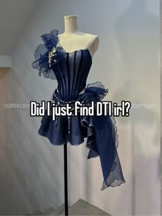 #dresstoimpress #dti #whisper #roblox #taylorswift #swiftie Astounding Artist Dti Outfit, Dress To Impress In Real Life, Telenova Dress To Impress, Dress To Impress Whisper, Vma Outfits, Dress To Impress Prom, Musical Dress To Impress, Apology Video Outfit Dress To Impress, Jing Y Jang