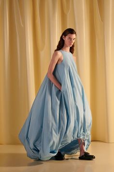 Maison Rabih Kayrouz, Rabih Kayrouz, Minimal Outfit, Spring Summer 2022, Live Fashion, Fashion Show Collection, Classic Outfits, Historical Fashion, Summer 2022