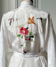 Lovely dressing gown kimono , Chinese embroidery , in a white damasse rayon a few light brown stain s, and on the belt hem missing on 2 inches long no vintage smell medium size postage price proposed is the cheapest one, without tracking, without insurance, and slow way I could not refund in case of loss please ask for another option before bying, if you prefer a safer way, but really more expensive in that case, I would change the listing Luxury Vintage Embroidered Kimono, Luxury Elegant Floral Embroidery Kimono, Luxury White Kimono With Floral Print, Luxury Embroidered Kimono For Tea Ceremony, Luxury Vintage Wedding Kimono, Luxury Vintage White Kimono, Traditional White Kimono With Floral Embroidery, White Floral Print Kimono For Loungewear, Spring Wedding Kimono With Floral Embroidery