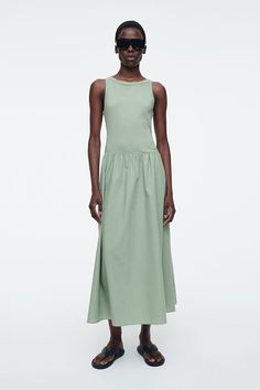 CONTRAST-PANEL MAXI DRESS - SAGE GREEN - Jersey dresses - COS Cos Dress, Belted Cape, Voluminous Skirt, Mens Cardigan Sweater, Fashion Influencer, Denim Sweater, Dress 2024, Green Midi Dress, Maxi Dress Green