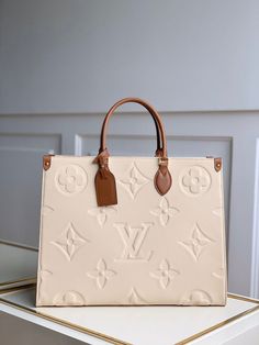 Size: Standard Size It comes with Dust box, Care manual, Tag, and Paper bag. Luis Viton, Luxury Bags Collection, Fashion Must Haves, House Of Gucci, Girly Bags, Mom Dress, Simple Bags, Fashion 2024, Beauty Ideas