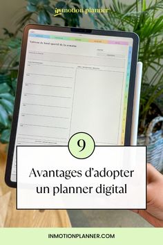 a person holding up a tablet computer with the text 9 avages d'adopter un planner digital