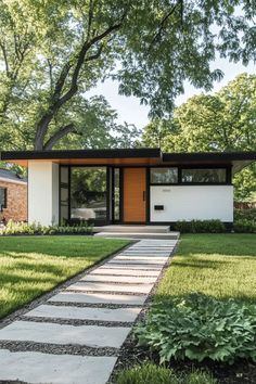 These Mid Century Modern House Exteriors Prove Why This Design Style Is Here To Stay - Edward George Small Mid Century House, Mid Century Modern Curb Appeal, Midcentury Modern Front Door, Mid Century Modern Makeover, Flat Roof House Designs, Modified Bikes