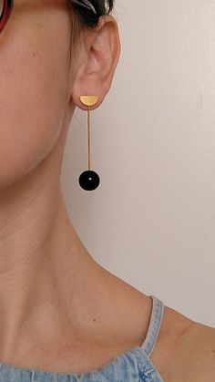 Mismatched earrings.Assymetrical earrings made of:► Gold plated brass, two microns► Glass pieces► The total lenght is 2 inches (5cm aprox)► Lightweight for everiday look Modern Brass Linear Earrings For Party, Modern Long Drop Linear Earrings As Gift, Minimalist Metal Linear Earrings For Formal Occasions, Minimalist Geometric Earrings For Party, Modern Geometric Linear Earrings For Gifts, Modern Metal Long Drop Linear Earrings, Minimalist Metal Linear Earrings For Party, Modern Pierced Brass Linear Earrings, Modern Brass Linear Earrings For Formal Occasions