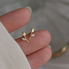 Modern Studs Earrings, Gold Tiny Earrings, Cute Stud Earrings Gold, Piercings Butterfly, Cute Earrings Studs, Minimalist Gold Earrings, Gold Ear Studs, Stone Earrings Studs, Tiny Gold Earrings