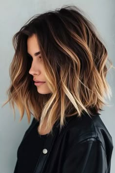 Long Bob Ombre in Braun: edle Farbübergänge - hairtastic.de Blonde Balayage Highlights On Dark Hair, Long Bob Ombre, Bob Ombre, Dark Ombre Hair, Short Ombre Hair, Layered Haircuts For Medium Hair, Beautiful Haircuts, Balayage Hair Dark, Dark Blonde Hair