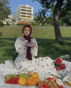 Ig motia.sara Modest Picnic Dress, Picnic Dress Hijab, Muslimah Birthday Outfit, Birthday Hijab Outfit, Modest Picnic Outfit, Cute Picnic Outfits Summer, Girly Hijabi Outfits, Hijab Birthday Outfit, Hijabi Picnic Outfit