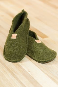 Moccasin Patterns, Boiled Wool Fabric, Interesting Shoes, Best Socks, Knit Slippers, Knitted Slippers Pattern, Diy Slippers, Diy Wool, Handmade Slippers