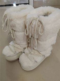 Kawaii Aesthetic Coquette Womens White Winter Boots Snow Boots with Fur Just In! Our Coquette Snow Boots are now available in Black as well ♡ Step into winter with a blend of charm and warmth in the Kawaii Aesthetic Coquette Women's White Winter Boots. Made for coquette girlies who want to make a statement even in the chilly months, these snow boots with fur redefine winter footwear. The off-white hue adds a touch of coziness to the winter landscape, ensuring you stand out with every step.Whethe Moon Boots Fuzzy, Coquette Snow Boots, Fluffy White Boots, Winter Boots Cute, Cute Boots For Winter, Fur Boots Aesthetic, Womens White Winter Boots, Snow Boots Aesthetic, White Fuzzy Boots