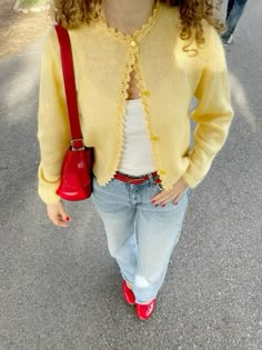 Mary Jane Shoes Outfit, Ballet Flats Outfit, Look Legging, Skandinavian Fashion, Flats Outfit, Yellow Cardigan, Looks Party, Yellow Outfit, Mode Inspo