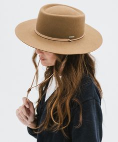 Wren's telescope crown lends a hint of Western style to a classic flat-brim shape. A hat versatile enough to pair with worn jeans to a linen dress. Wren features an adjustable leather chinstrap that gives it a little extra somethin' + can easily tuck into the crown for an additional look. Adjustable Short Brim Felt Hat For Spring, Adjustable Fedora For Travel In Fall, Adjustable Fedora For Fall Travel, Adjustable Felt Hat For Travel In Fall, Adjustable Felt Hat For Fall Travel, Adjustable Western Style Hats For Everyday, Adjustable Western Hats For Everyday, Adjustable Wide Brim Felt Hat For Travel, Western Style Adjustable Hats For Everyday