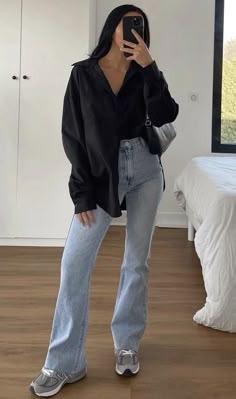 Button Up Casual Outfit, Blue Flared Jeans Outfit, Basic Fashion Outfits, Trends 2024 Fashion, Denise Mercedes, Basic Ootd, Outfit Basic, Flare Jeans Outfit, Fashion Trends Summer