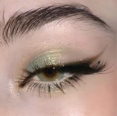 Hoco Green Makeup, Aesthetic Eye Makeup Looks, Green Soft Makeup Looks, Cute Green Eye Makeup, Green Highlight Makeup, Seafoam Green Makeup, Green Halloween Makeup Ideas, Nature Makeup Looks Green, Gold And Green Makeup Looks