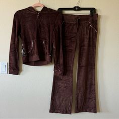 New Flirtie Brand 2-Piece Velour Tracksuit (Brown) Juniors Size Small. This Stylish Tracksuit Has Sequin Details On The Hoodie At The Sides And At The Front Pockets And On The Pants At The Pockets. Hoodie Has Full Zip Closure And Pants Have Drawstring Waist. Machine Washable. Both Are New With Tags. Pet Free, Smoke Free Home. Outfit Pieces, Juicy Couture Tracksuit, Velour Tracksuit, Track Suit, Velvet Pants, Christmas 2024, Juicy Couture, Track Pants, Drawstring Waist