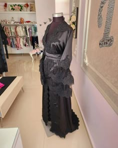 Fabric is sateen, length is 1.40 cm. Puffy Sleeves Dress, Diy Armor, Hospital Gowns, Goth Princess, Short Puffy Sleeves, Goth Vibes, Whimsical Fonts, Cool Dresses, Billowy Sleeves