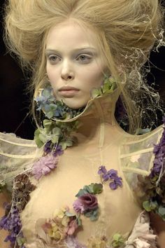 Tanya Dziahileva at the Alexander McQueen Spring 2007 show Tanya Dziahileva, Camilla Belle, Flowers In Her Hair, Katie Holmes, Sarah Jessica Parker, Fantasy Fashion, Looks Style