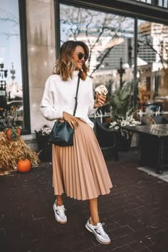 Skirt And Sneakers, Outfit Trends, Color Fashion, White Sweater, 가을 패션, Fashion 2020, Mode Inspiration, Winter Fashion Outfits