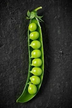 a pea pod with green peas on it