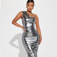 Silver Metallic Midi Dress New With Tags Silver Plus Size Dress, Silver Birthday Dress, Beyonce Concert, Plunge Midi Dress, Metallic Mini Dresses, Shiny Dresses, Sequin Midi Dress, Dress One Shoulder, Dress Silver