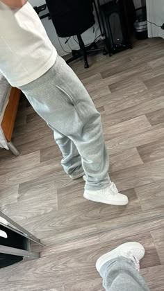 #Style #OutfitHiver #OutfitÉté ##Ootd #TenuePourLÉcole #VêtementsStylés #streetwear #streetstyle Grey Nike Sweatpants Outfits, Lace Air Force 1, Cdg Converse Outfit Men, Baggy Sweatpants Outfit, Outfit Ideas Sweatpants, Baggy Grey Sweatpants, Straight Leg Sweatpants Outfit, Takuache Outfits Guys, Paris Streetwear