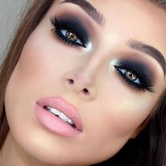 Maquiagem perfeita! ❤️ Via @fashion_glamorouslife Machiaj Smokey Eyes, Makeup Cantik, Bigger Eyes, Birthday Glam, Black Eye Makeup, Mekap Mata, Smokey Eye Tutorial, Smokey Eye Makeup Tutorial