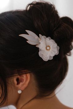 Complement your bridal look with this exquisitely handmade hair vine, featuring delicate textile flowers complemented by elegant leaves made from sail resin.  Perfect for any wedding theme, this hairpiece marries traditional floral beauty with a modern twist, ensuring a timeless accessory that will complete your bridal ensemble beautifully. These stylish flowers and lightweight resin leaves add an ethereal touch to your hairstyle, making it ideal for both updos and flowing locks. This piece is n Resin Leaves, Textile Flowers, Wedding Hairpiece, Gift For Bridesmaids, Wedding Hair Jewelry, Bridal Hair Vine, Hair Jewellery, Hair Jewelry Wedding, Bridal Hair Pins