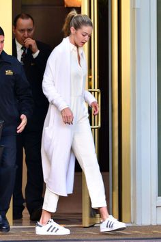 Gigi Hadid looked so stylish in an all white outfit and Adidas Superstars. Gigi Kendall, Gigi Hadid Street Style, Looks Adidas, Gigi Hadid Looks, Gigi Style, Gigi Hadid Outfits, Gigi Hadid Style