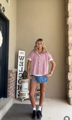 Teal T Shirt Outfits, Summer Short Hair Outfits, Aesthetic Bottom Clothes, Cali Spring Outfits, White And Blue Shorts Outfit, Jeans Rolled Down At Waist Outfit, Bigger Chest Outfit Ideas, Utah Fashion Summer, Vintage Outfits For Women Summer