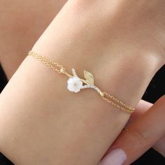 The magnolia-like flower on the bracelet is made of original mother-of-pearl stone. The mother-of-pearl stone represents power, grace and abundance. In addition, proximity to the mother-of-pearl stone has many benefits in energy. The two-stranded bracelet design that combines mother-of-pearl stone with the bracelet represents the journey of life and the elegance of women. It has a design that you will always carry with you in your daily life, on an important date, on the beach or at a great part